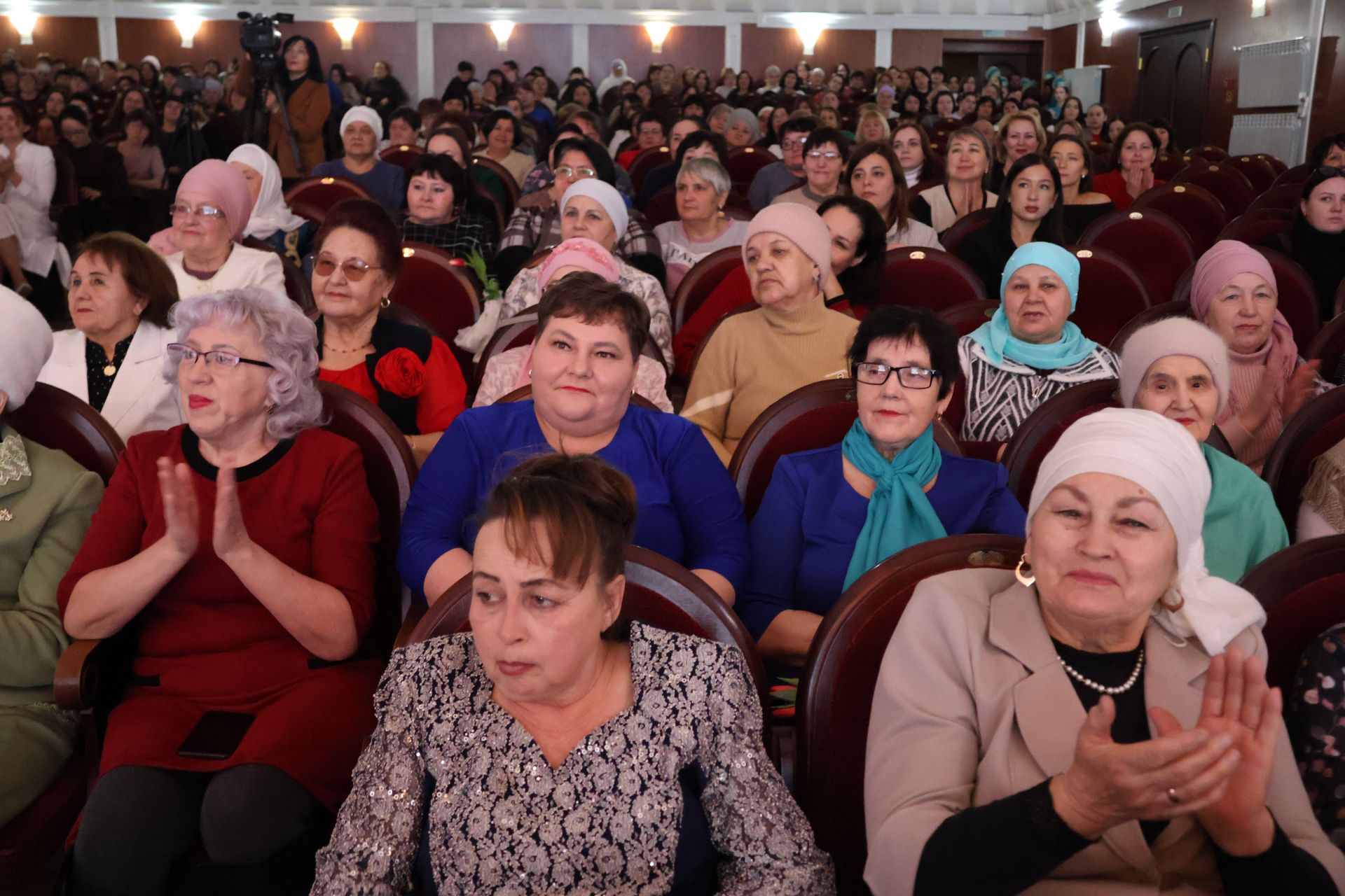 Чәчәкле, алкышлы, бүләкле бәйрәмдә: И хатын-кыз, и изге зат! Син – җирнең фәрештәсе!