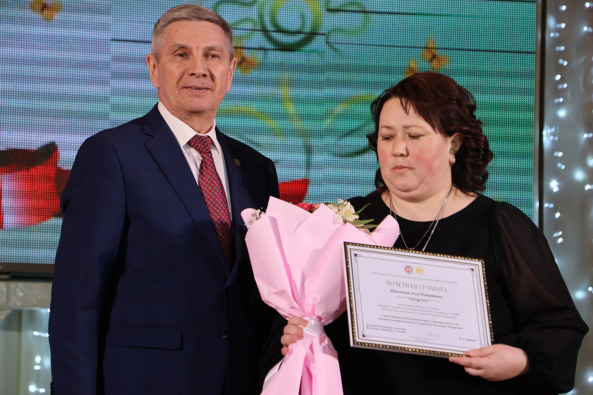 Чәчәкле, алкышлы, бүләкле бәйрәмдә: И хатын-кыз, и изге зат! Син – җирнең фәрештәсе!