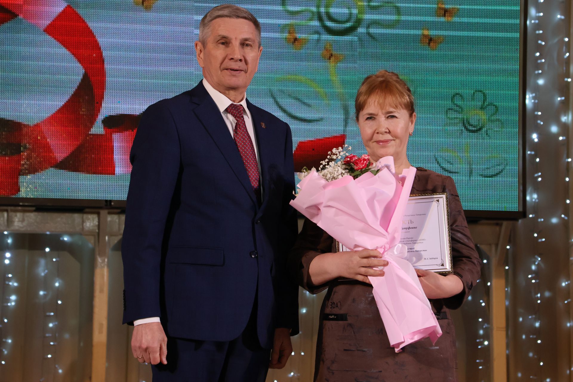 Чәчәкле, алкышлы, бүләкле бәйрәмдә: И хатын-кыз, и изге зат! Син – җирнең фәрештәсе!