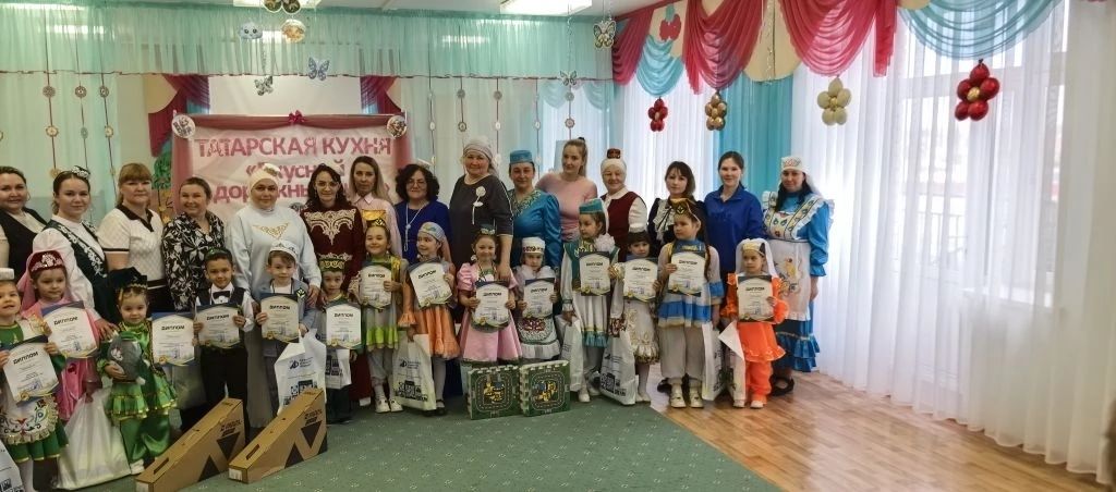 «Тәмле юл билгесе» бәйгесе: балалар һәм ата-аналар иҗатта берләште