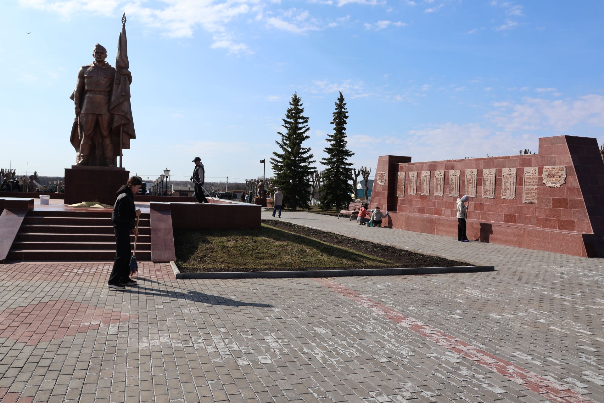 Актанышта районкүләм өмә: укучылар Җиңү паркын чистарта