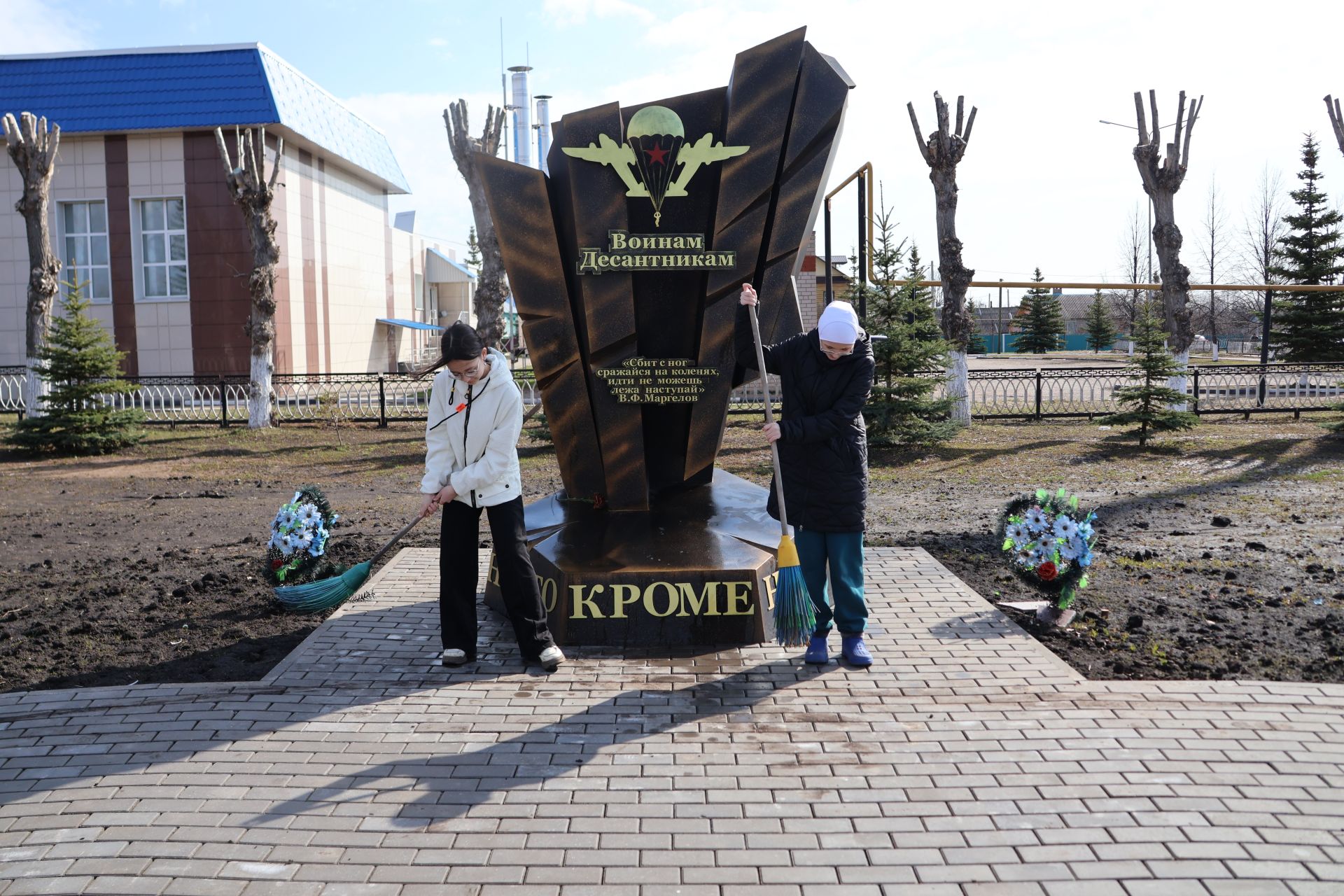 Актанышта районкүләм өмә: укучылар Җиңү паркын чистарта