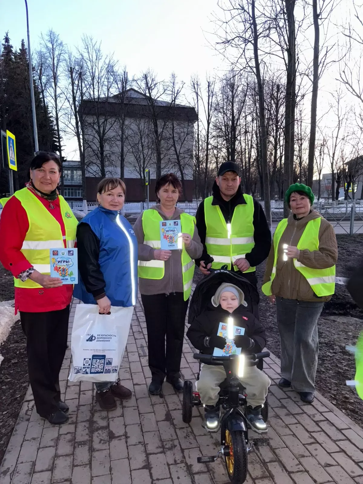 Әби -бабаларына кунакка кайткан балаларга юл йөрү кагыйдәләрен искә төшерделәр