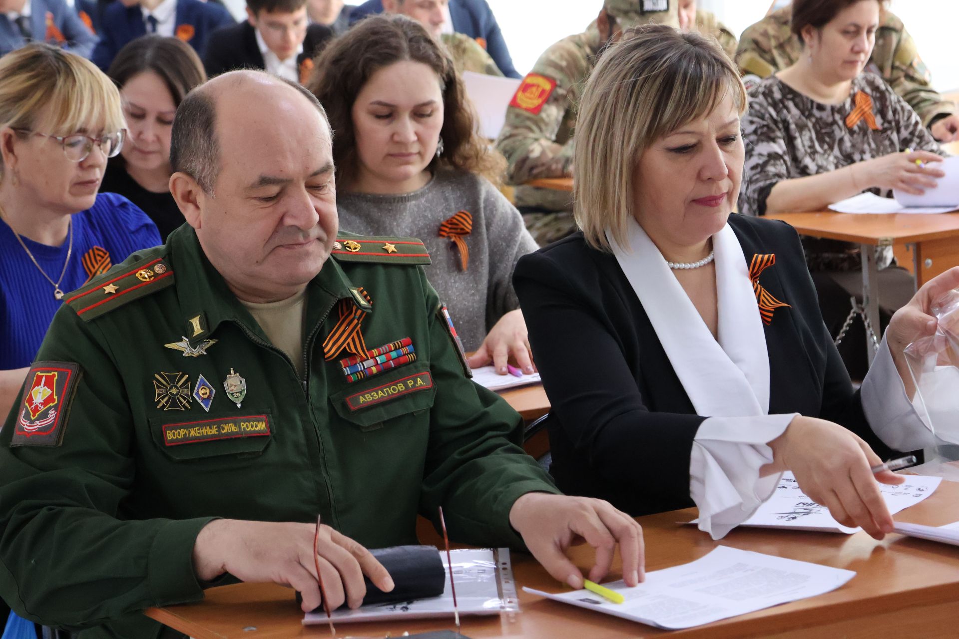 Актаныш технология техникумында узган «Җиңү диктанты» акциясе студентларны, укытучыларны һәм кунакларны бер мәйданга җыйды