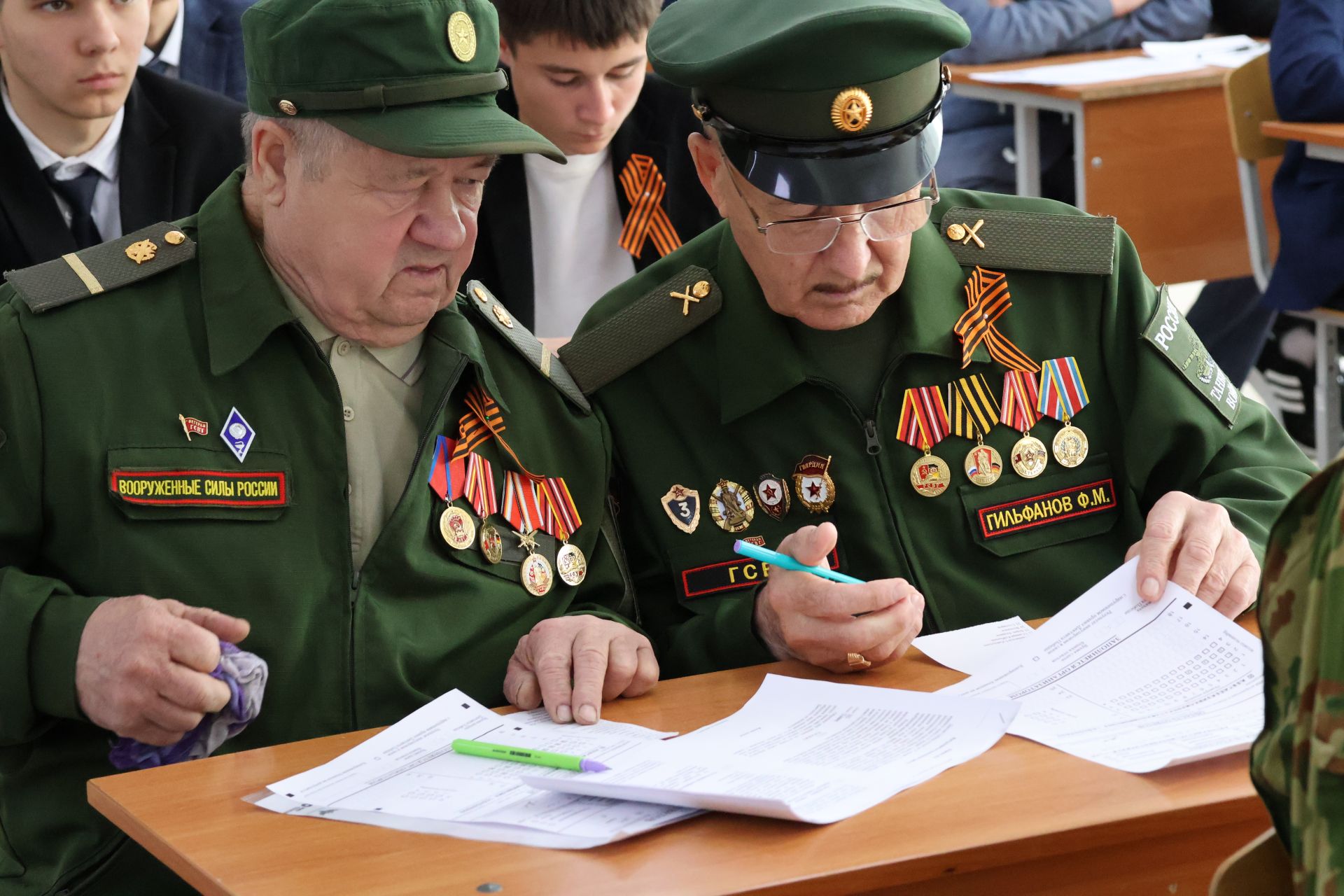 Актаныш технология техникумында узган «Җиңү диктанты» акциясе студентларны, укытучыларны һәм кунакларны бер мәйданга җыйды