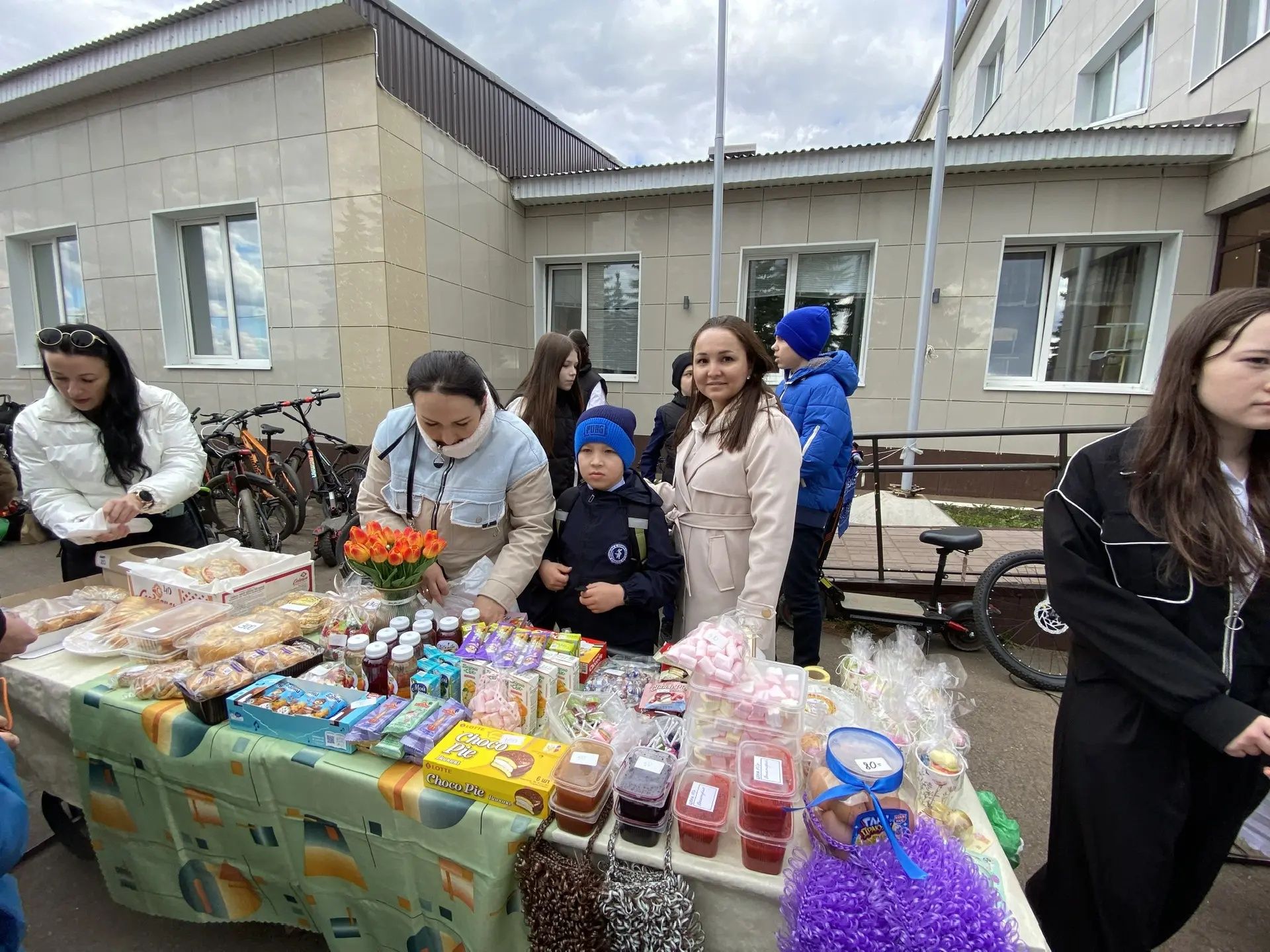 Актанышның 2нче санлы мәктәбендә хәйрия ярминкәсе һәм «Карга боткасы» бәйрәме узды
