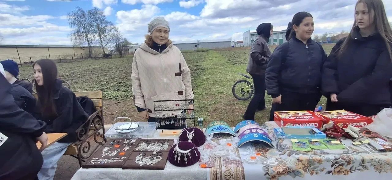 Актанышның 2нче санлы мәктәбендә хәйрия ярминкәсе һәм «Карга боткасы» бәйрәме узды