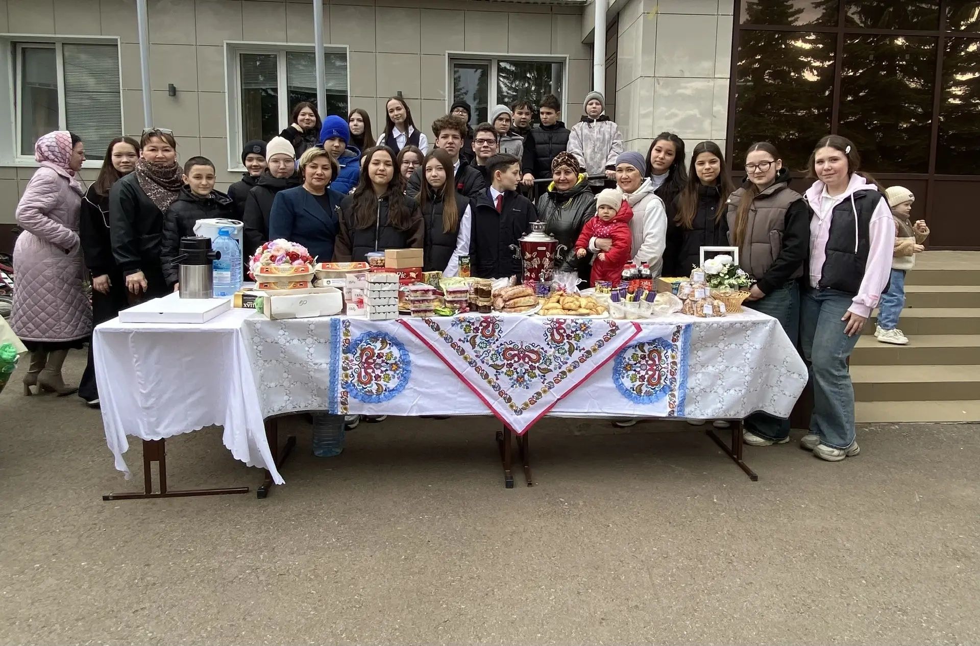 Актанышның 2нче санлы мәктәбендә хәйрия ярминкәсе һәм «Карга боткасы» бәйрәме узды