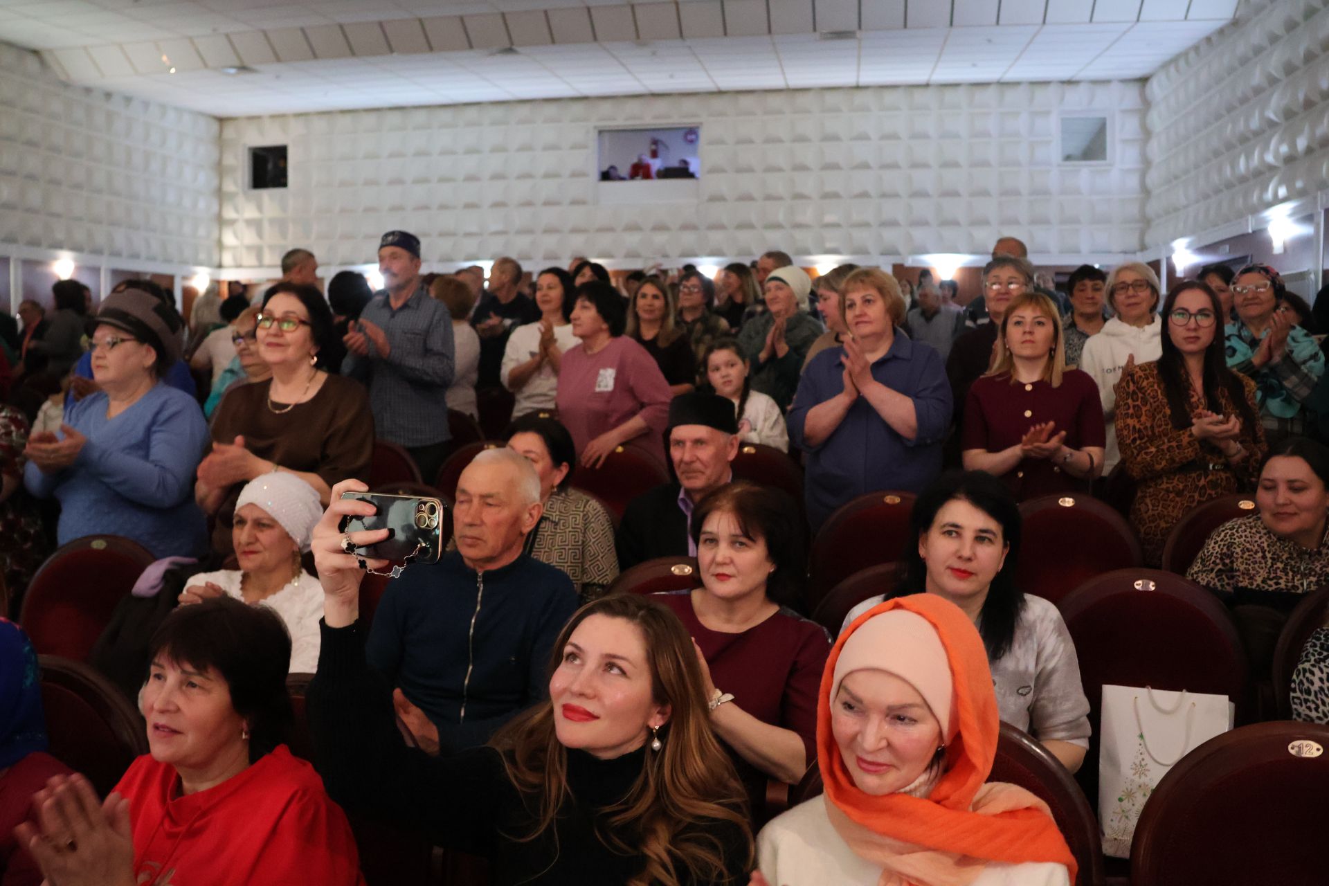 Актаныштагы Театр айлыгында җиңүчеләрне режиссер Александр Долматов тәбрик итте