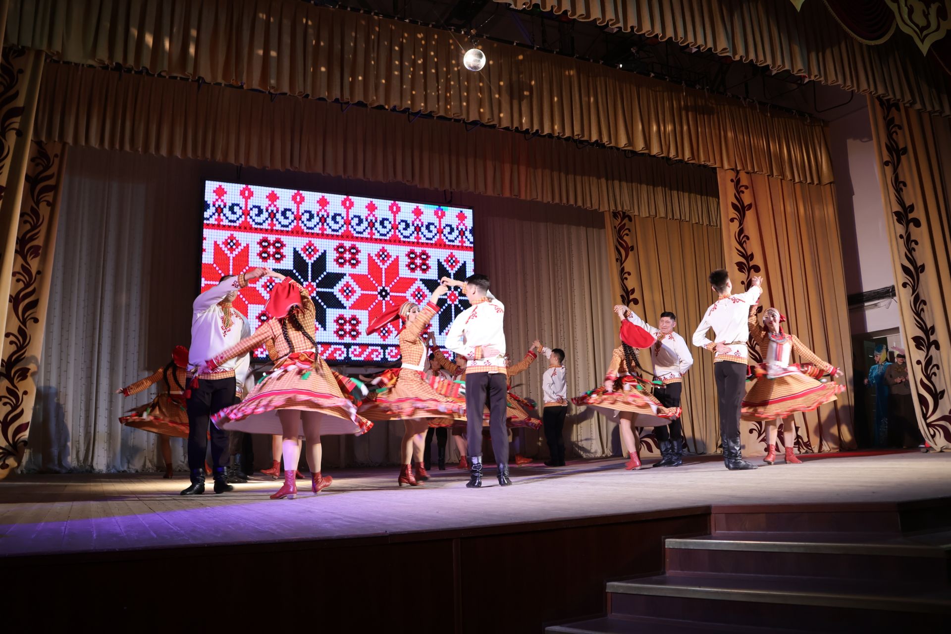 «Агыйдел» дәүләт җыр һәм бию ансамбленең «Җырланмаган әле безнең җыр» концертыннан репортаж
