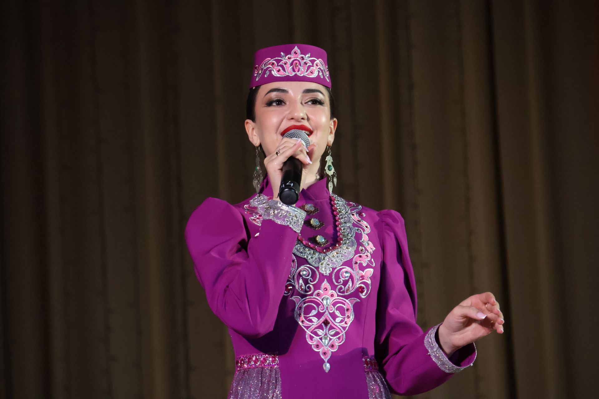 «Агыйдел» дәүләт җыр һәм бию ансамбленең «Җырланмаган әле безнең җыр» концертыннан репортаж