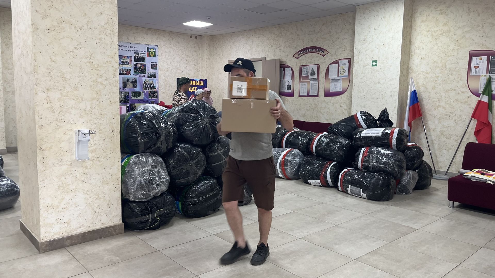 Халык көче — фронтка терәк: Актаныштан чираттагы гуманитар йөк юлга чыкты