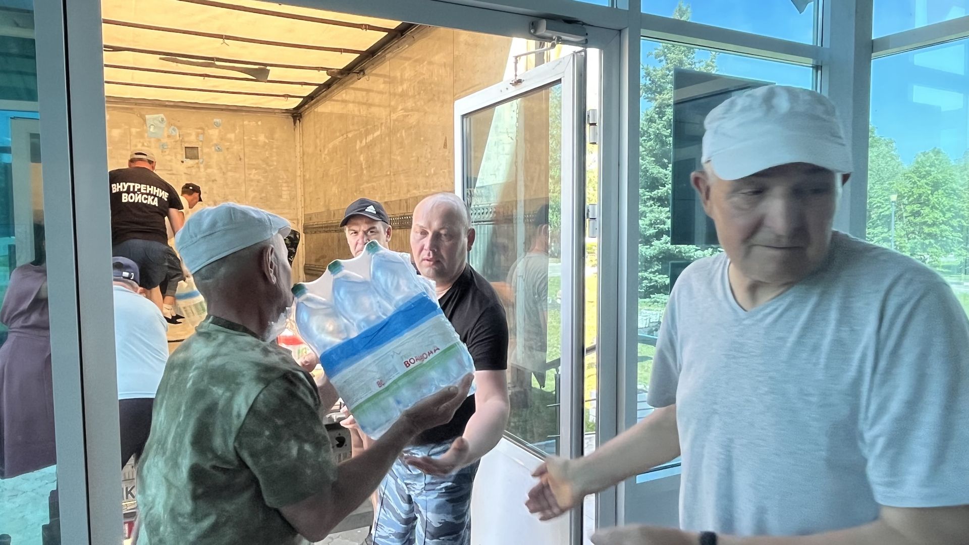 Халык көче — фронтка терәк: Актаныштан чираттагы гуманитар йөк юлга чыкты