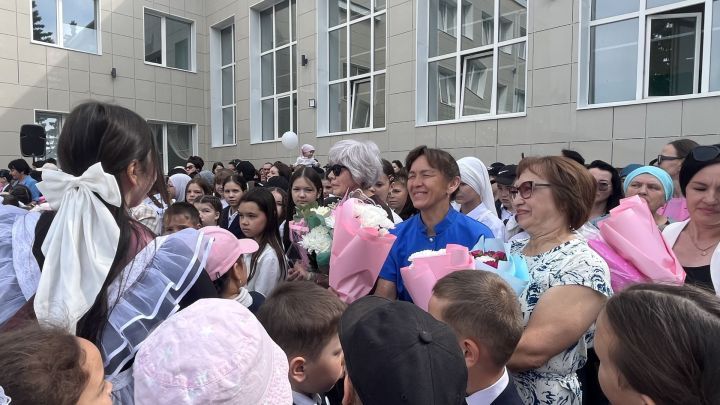 Ленар Зарипов чыгарылыш сыйныфы укучыларына: Сезгә карап Актаныш районы турында фикер йөртәчәкләр
