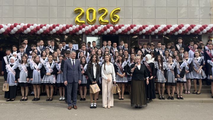 Ленар Зарипов чыгарылыш сыйныфы укучыларына: Сезгә карап Актаныш районы турында фикер йөртәчәкләр