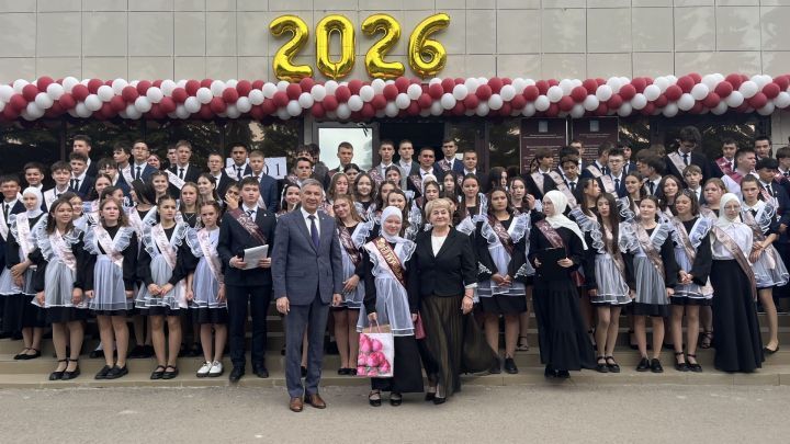 Ленар Зарипов чыгарылыш сыйныфы укучыларына: Сезгә карап Актаныш районы турында фикер йөртәчәкләр
