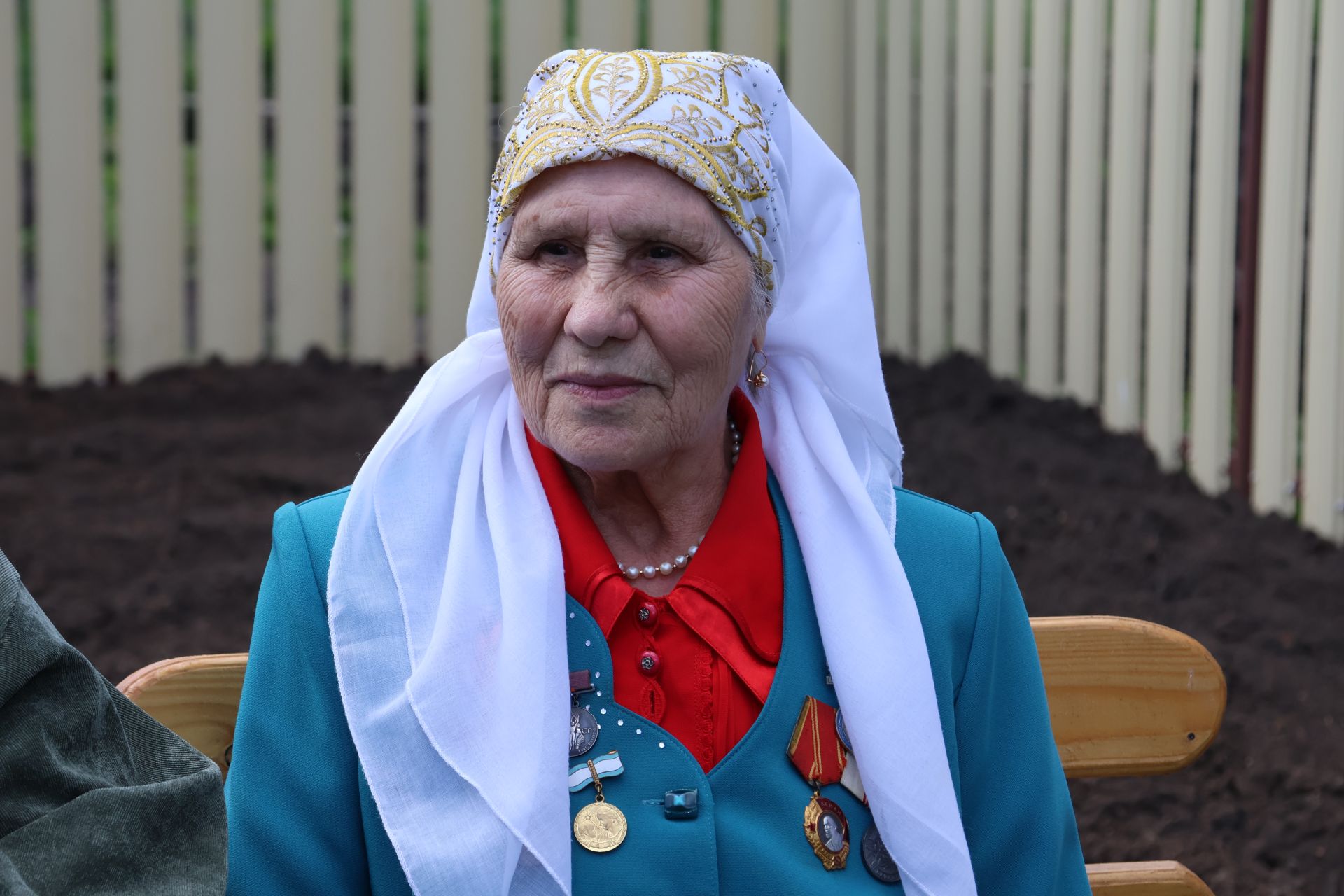 Тыл ветераны, Ленин ордены кавалеры Дөлфирә Каһирова солдатларга ярдәмгә трактор тапшырды