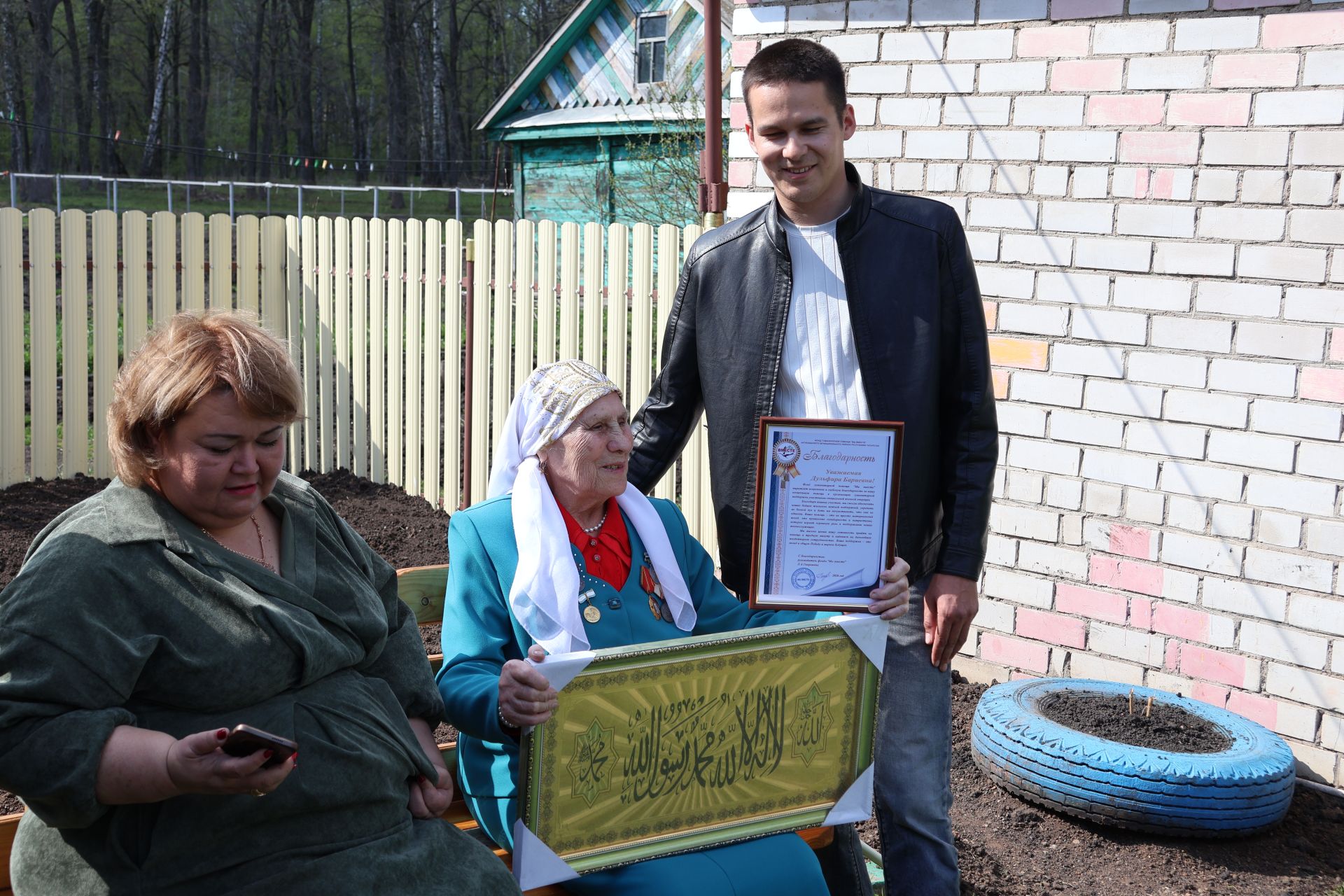 Тыл ветераны, Ленин ордены кавалеры Дөлфирә Каһирова солдатларга ярдәмгә трактор тапшырды