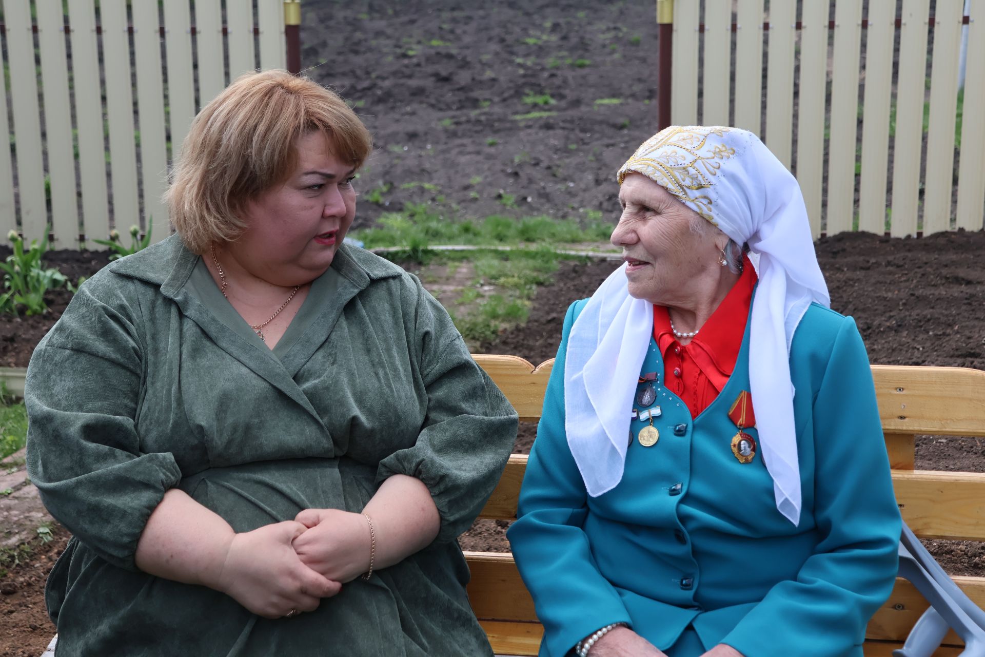 Тыл ветераны, Ленин ордены кавалеры Дөлфирә Каһирова солдатларга ярдәмгә трактор тапшырды