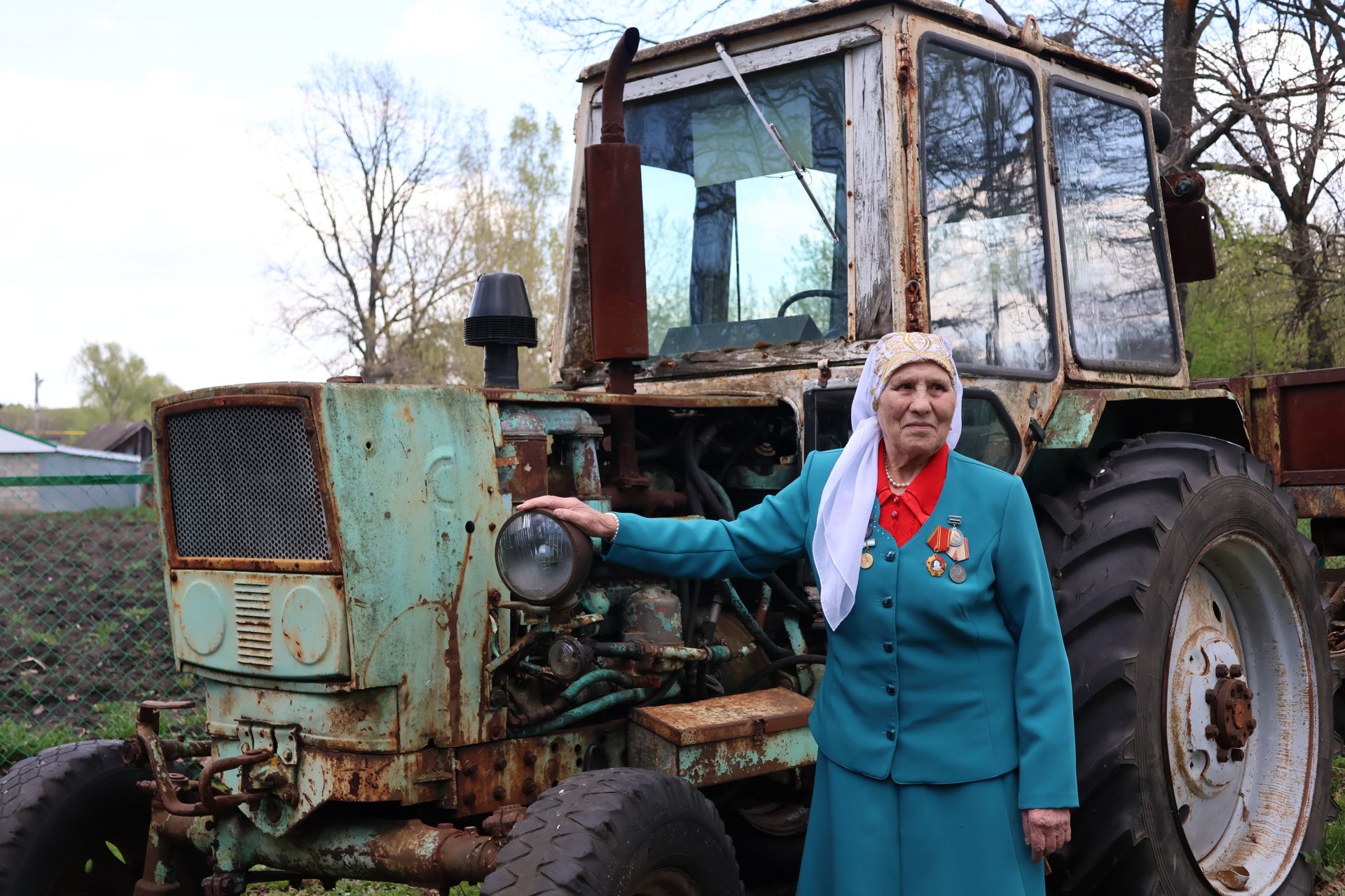 Тыл ветераны, Ленин ордены кавалеры Дөлфирә Каһирова солдатларга ярдәмгә трактор тапшырды