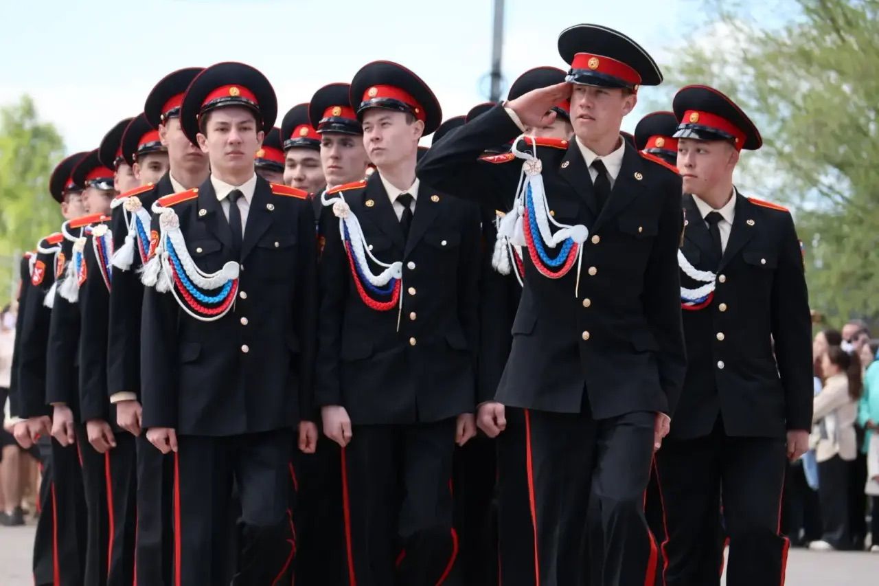 Җиңү килде җирне нурга күмеп, шатлык белән күзне чылатып...