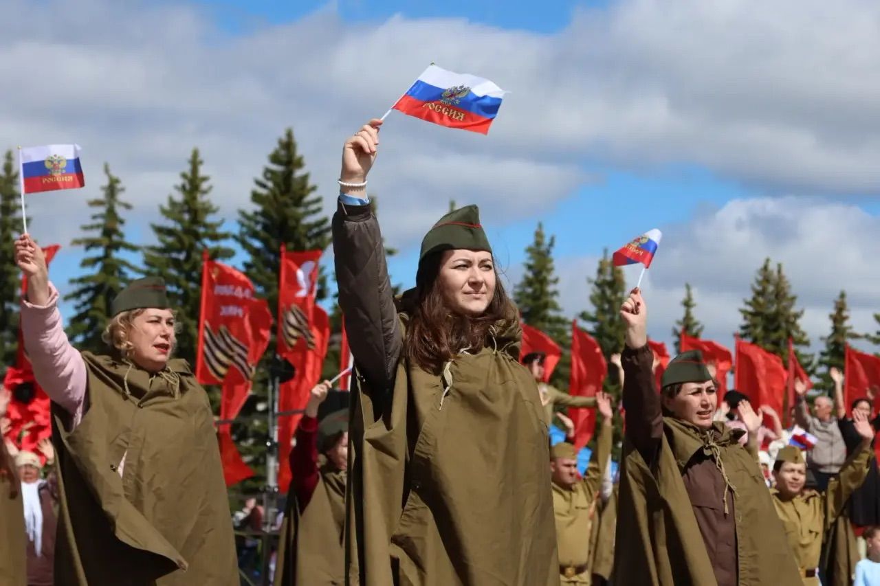 Җиңү килде җирне нурга күмеп, шатлык белән күзне чылатып...