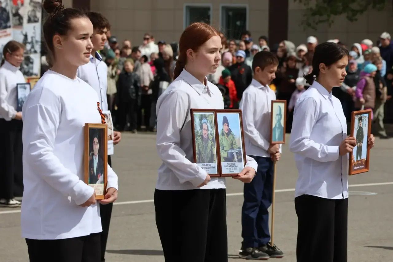 Җиңү килде җирне нурга күмеп, шатлык белән күзне чылатып...