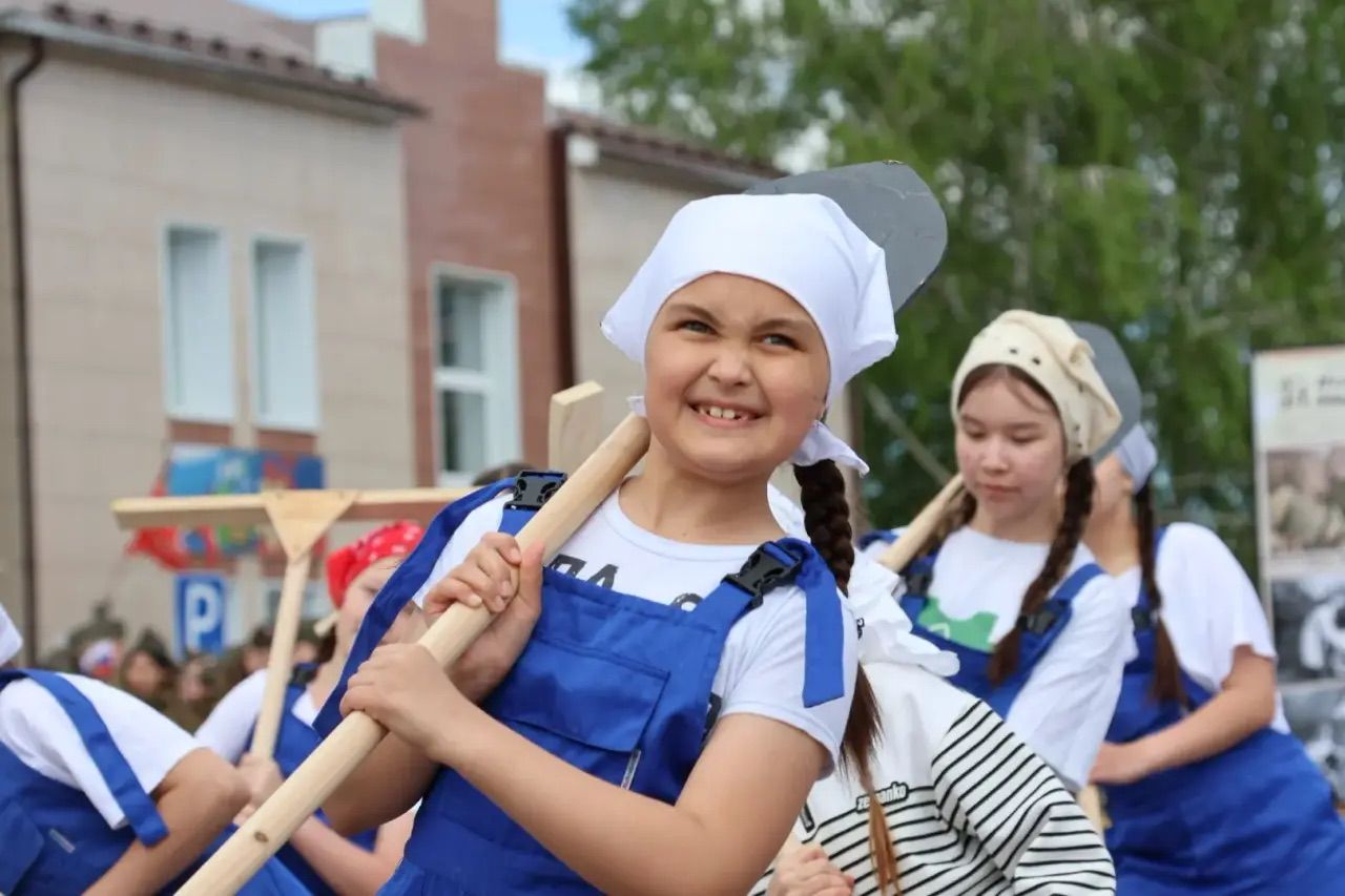 Җиңү килде җирне нурга күмеп, шатлык белән күзне чылатып...