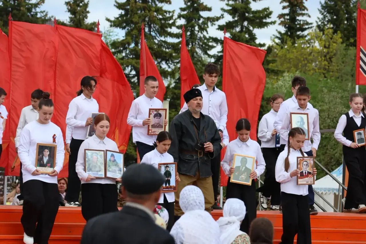 Җиңү килде җирне нурга күмеп, шатлык белән күзне чылатып...