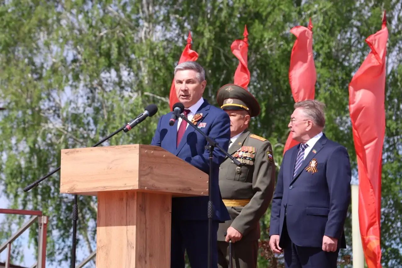Җиңү килде җирне нурга күмеп, шатлык белән күзне чылатып...