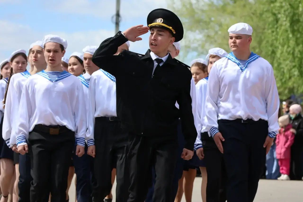 Җиңү килде җирне нурга күмеп, шатлык белән күзне чылатып...