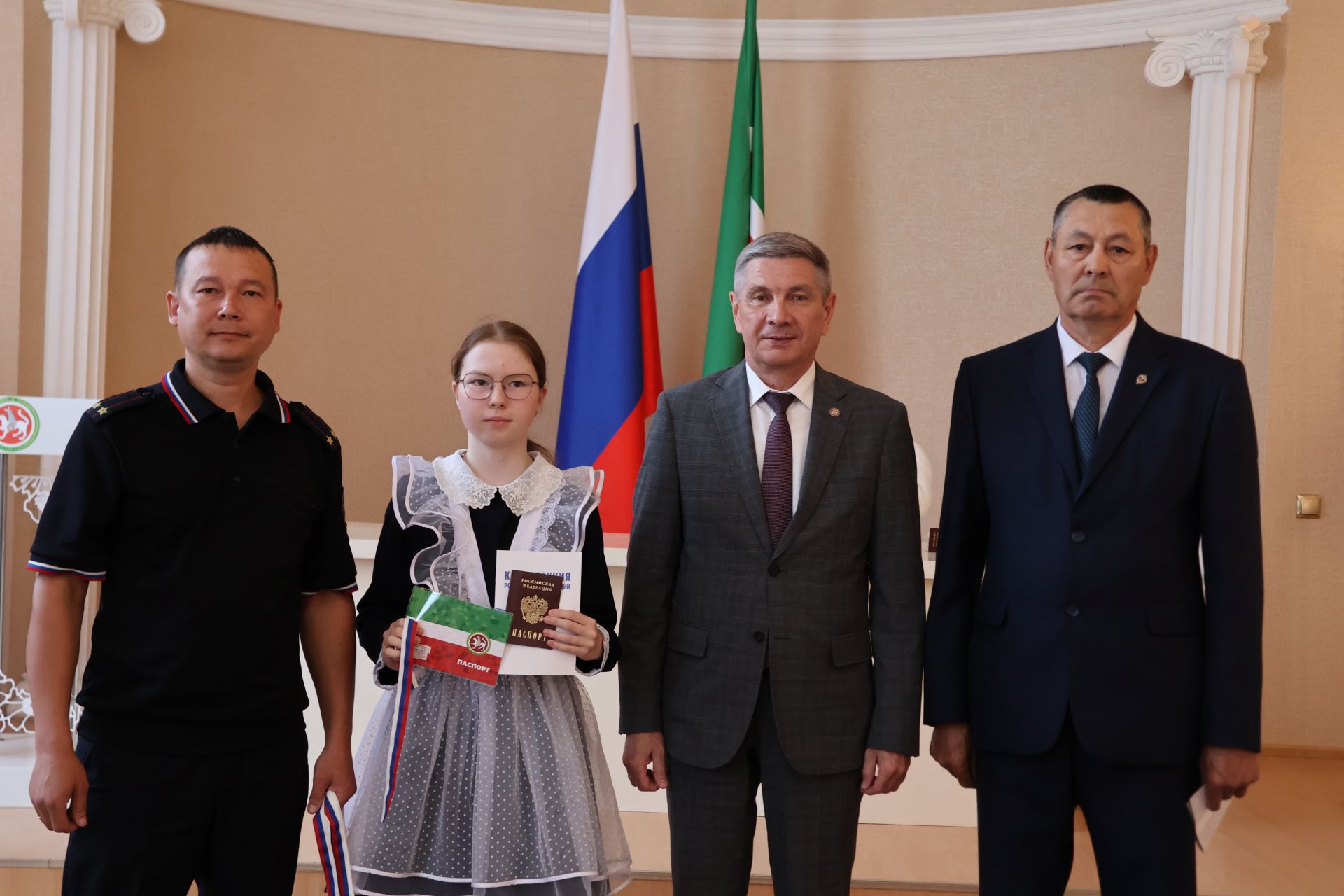 Россия көне алдыннан яшь актанышлыларга паспорт тапшырдылар