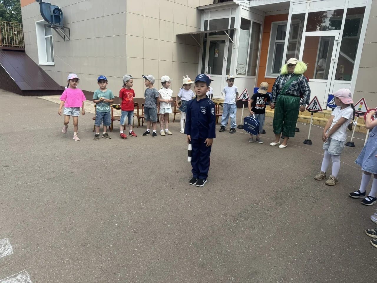 «Әтәчкәй» балалар бакчасында юл йөрү кагыйдәләрен күңелле чара аша ныгыттылар