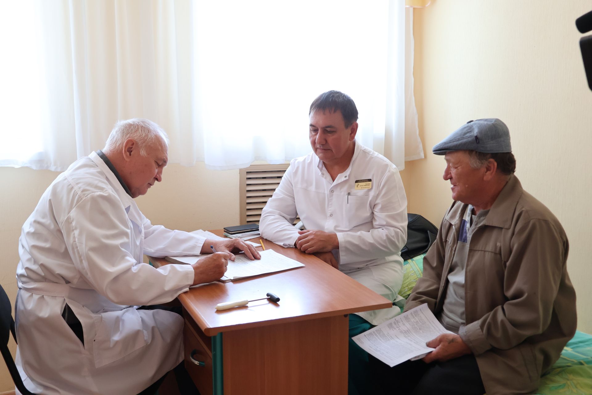 Әнәк халкы мобиль клиника эшеннән канәгать: «Табибларыбыз Аллаһы Тәгаләдән бирелгән кешеләр»