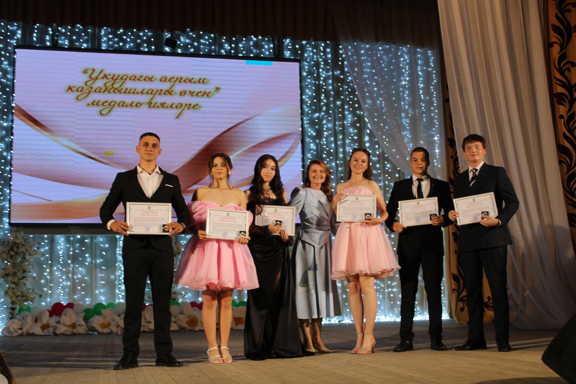 Актанышның чыгарылыш бәйрәме сәхнәсендә: районның иң сәләтле укучылары һәм чемпионнары