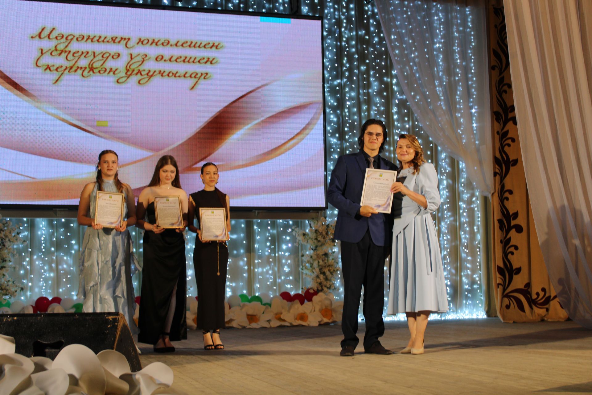 Актанышның чыгарылыш бәйрәме сәхнәсендә: районның иң сәләтле укучылары һәм чемпионнары