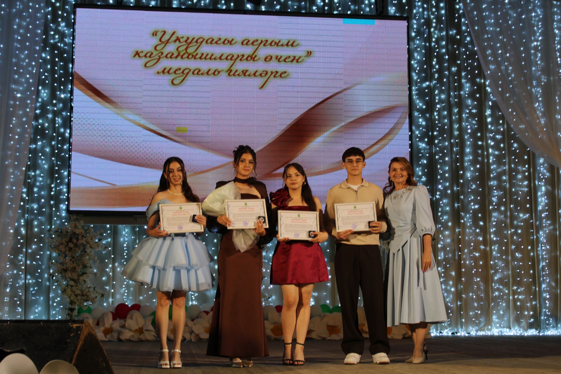 Актанышның чыгарылыш бәйрәме сәхнәсендә: районның иң сәләтле укучылары һәм чемпионнары