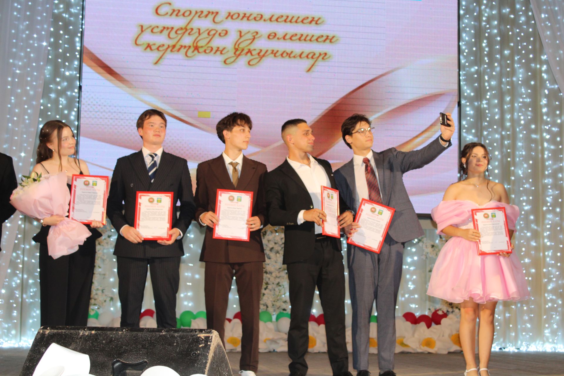 Актанышның чыгарылыш бәйрәме сәхнәсендә: районның иң сәләтле укучылары һәм чемпионнары