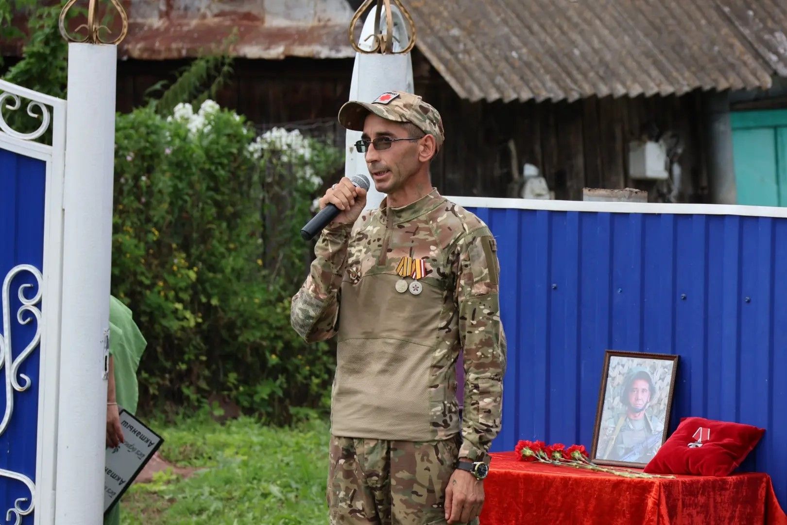Богады авылында махсус хәрби операциядә һәлак булган Илфак Габидуллин истәлегенә хәтер тактасы ачылды