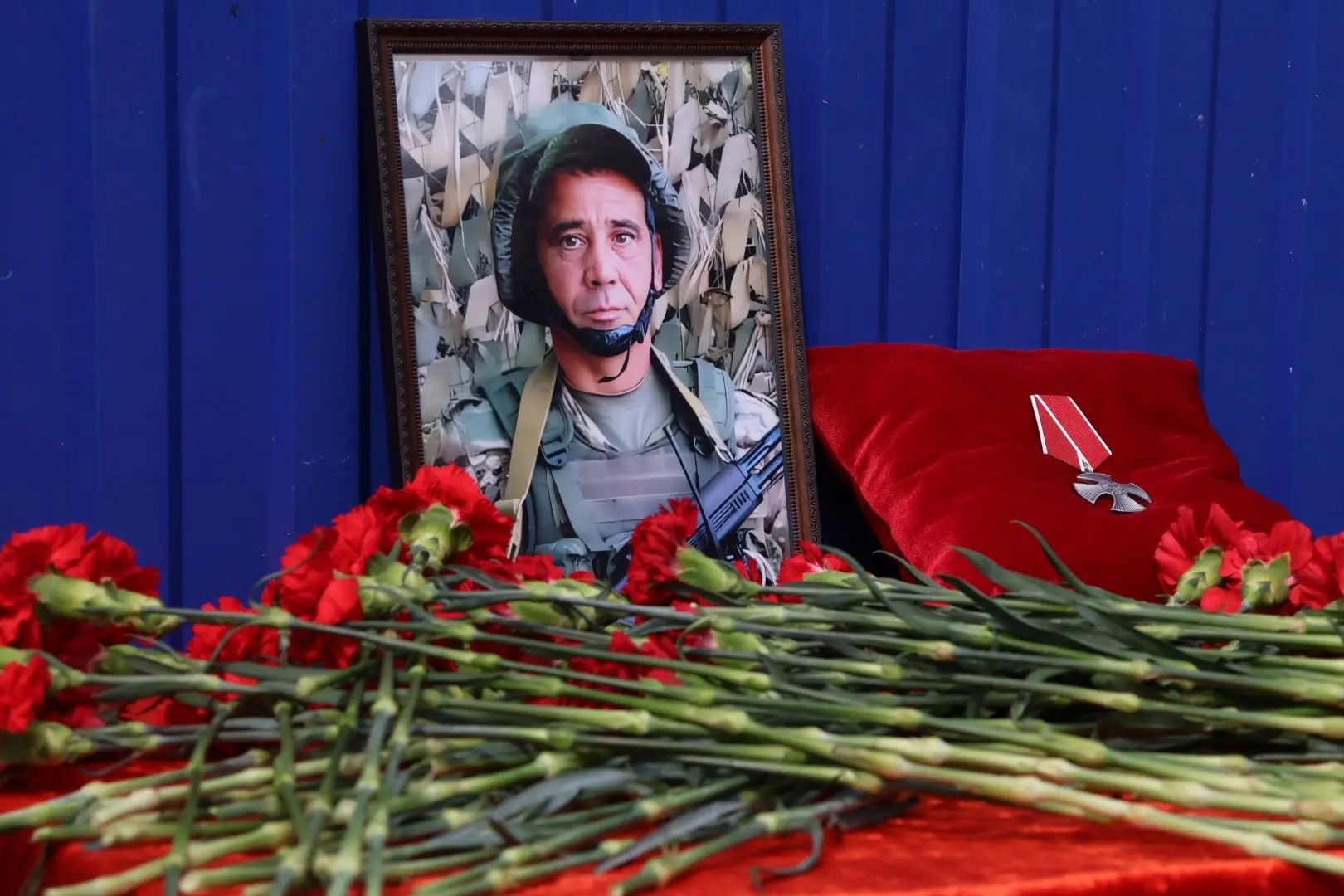 Богады авылында махсус хәрби операциядә һәлак булган Илфак Габидуллин истәлегенә хәтер тактасы ачылды