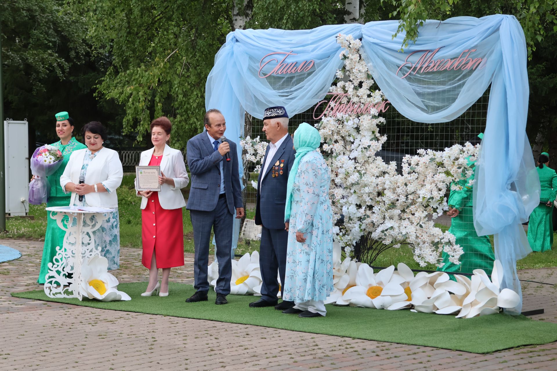 Актанышта Мәхәббәт һәм тугрылык көне: 12 үрнәк гаилә алтын, зөбәрҗәт һәм бриллиант туйларын билгеләп үтте