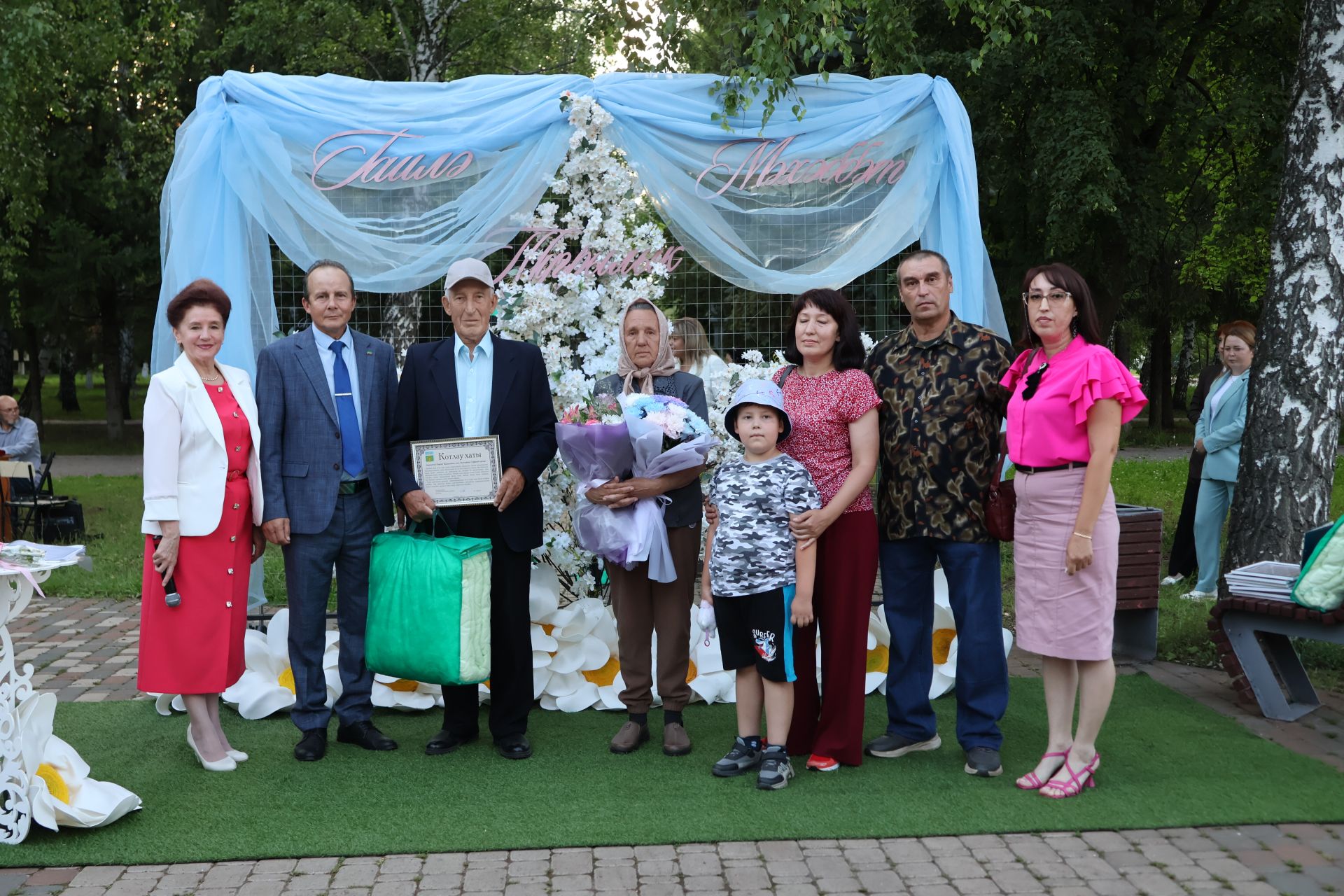 Актанышта Мәхәббәт һәм тугрылык көне: 12 үрнәк гаилә алтын, зөбәрҗәт һәм бриллиант туйларын билгеләп үтте