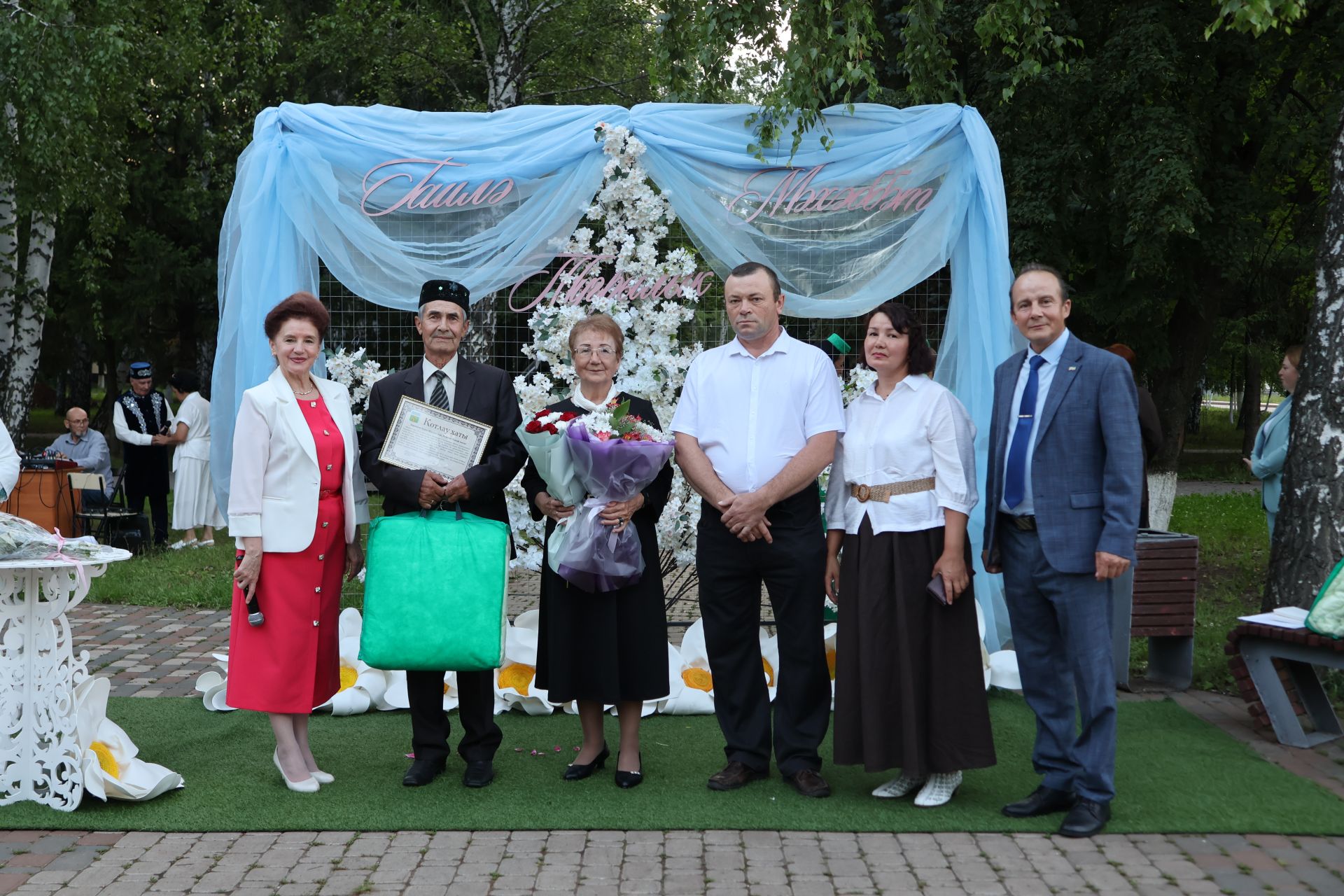Актанышта Мәхәббәт һәм тугрылык көне: 12 үрнәк гаилә алтын, зөбәрҗәт һәм бриллиант туйларын билгеләп үтте
