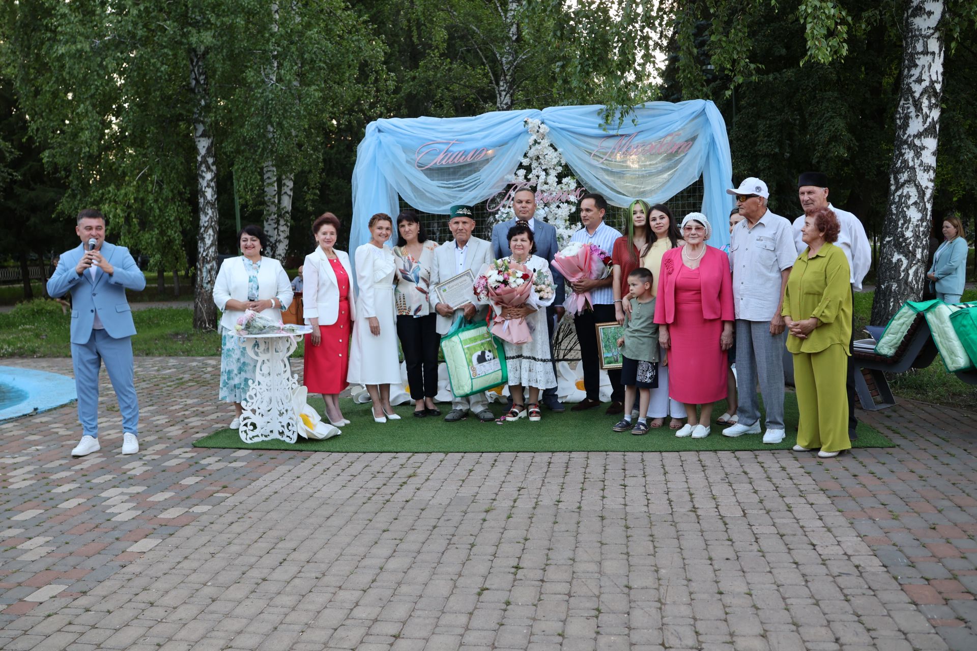 Актанышта Мәхәббәт һәм тугрылык көне: 12 үрнәк гаилә алтын, зөбәрҗәт һәм бриллиант туйларын билгеләп үтте