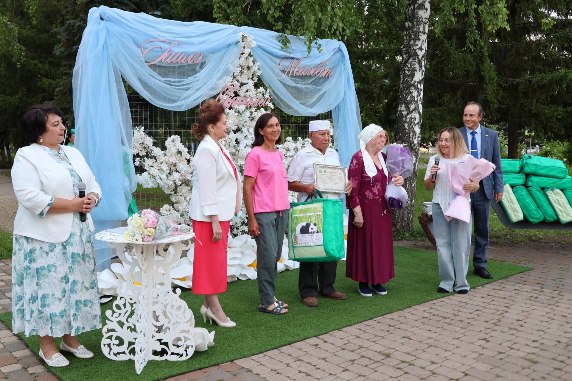 Актанышта Мәхәббәт һәм тугрылык көне: 12 үрнәк гаилә алтын, зөбәрҗәт һәм бриллиант туйларын билгеләп үтте