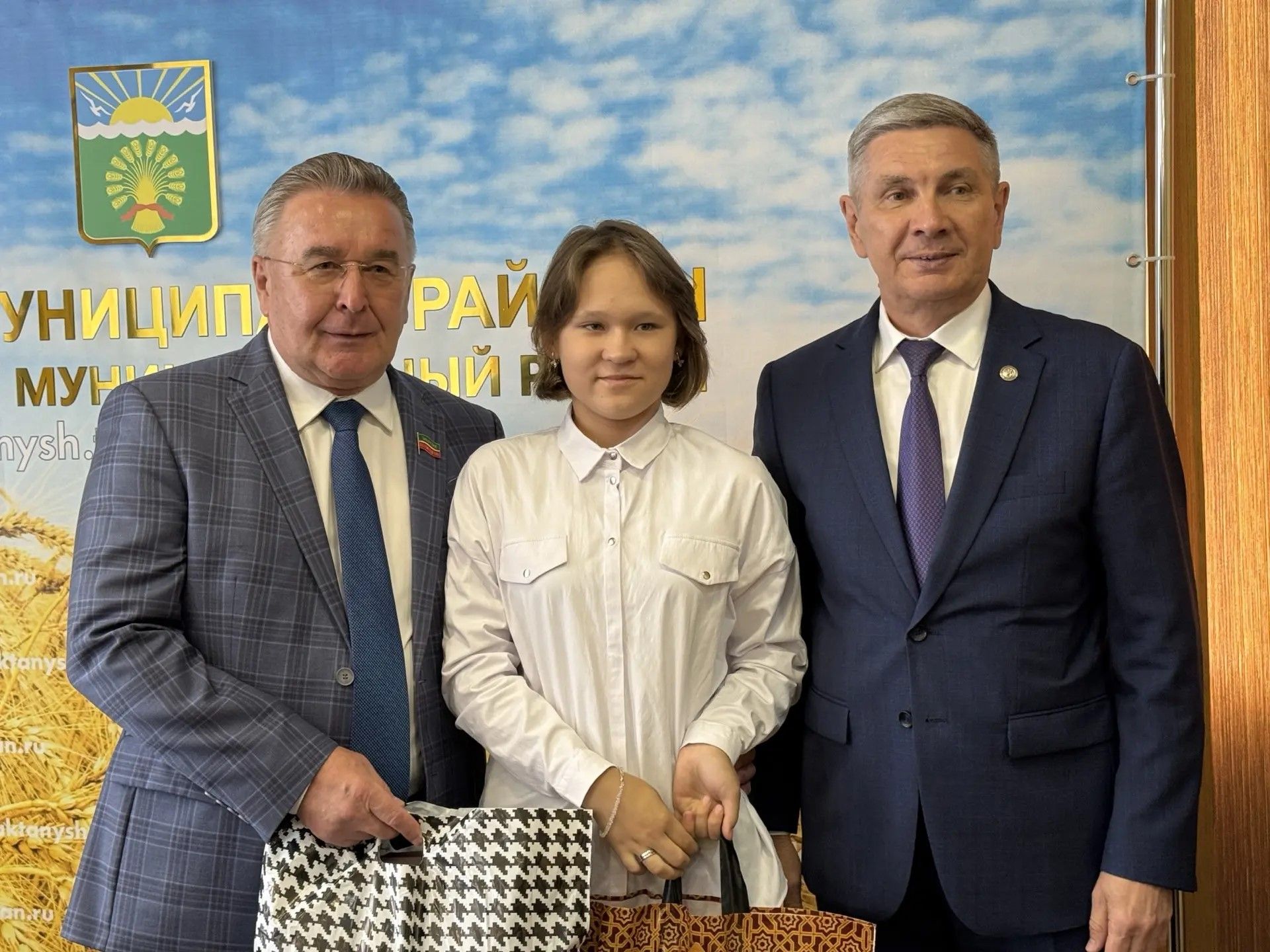 «Мәктәпкә әзерләнергә булыш»: Альберт Хәбибуллин кечкенә райондашларга бүләкләр тапшырды