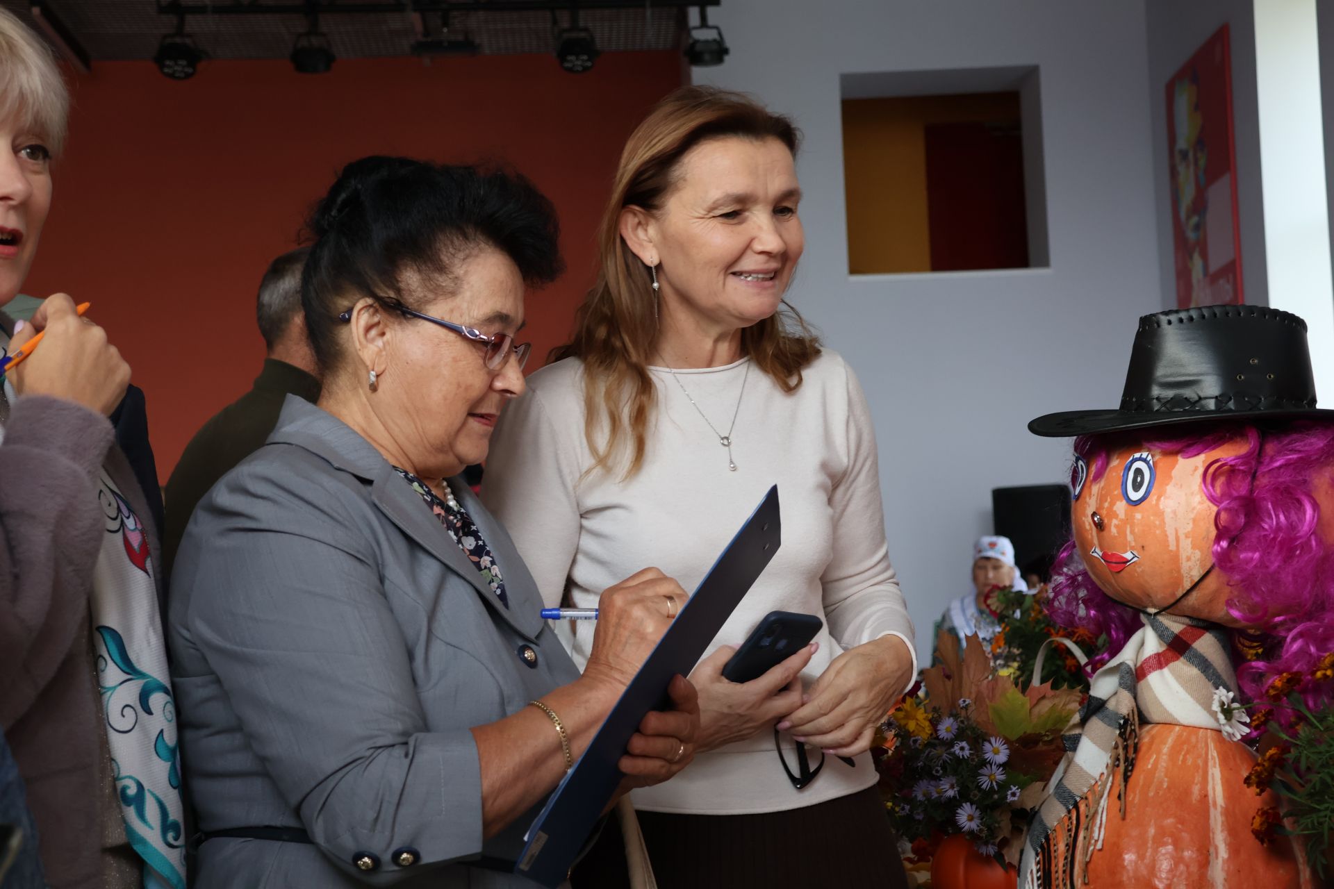 Изге теләкләр, бүләкләр, чаралар – районыбызда Өлкәннәр ункөнлеге
