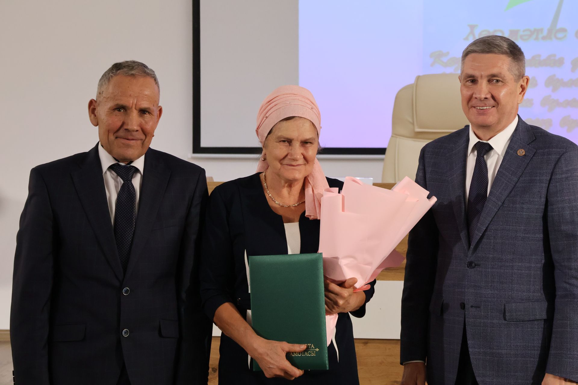 Изге теләкләр, бүләкләр, чаралар – районыбызда Өлкәннәр ункөнлеге