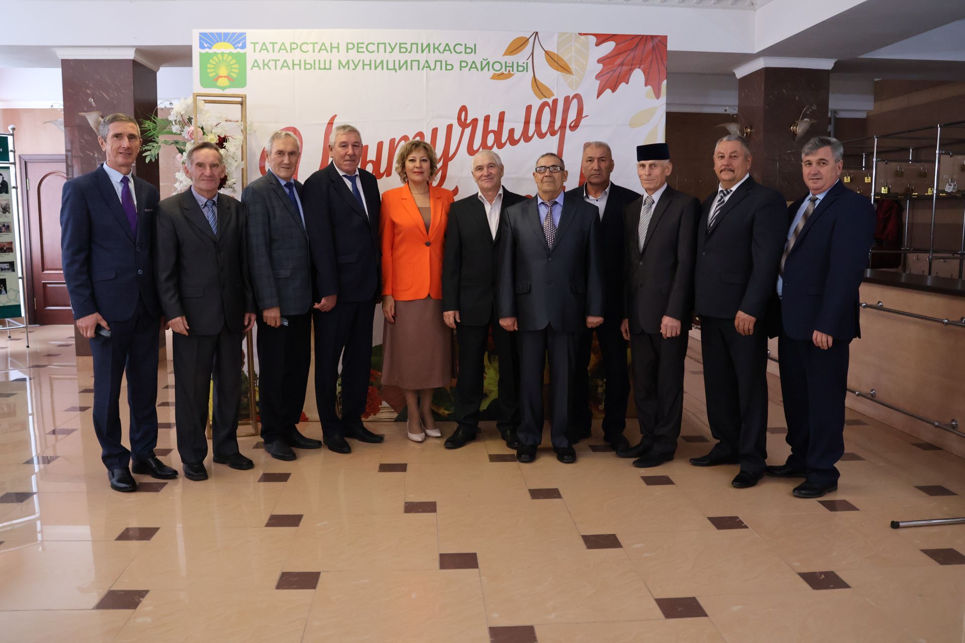 Бәйрәмең белән, мөгаллим: Укытучылар көненнән безнең фоторепортаж