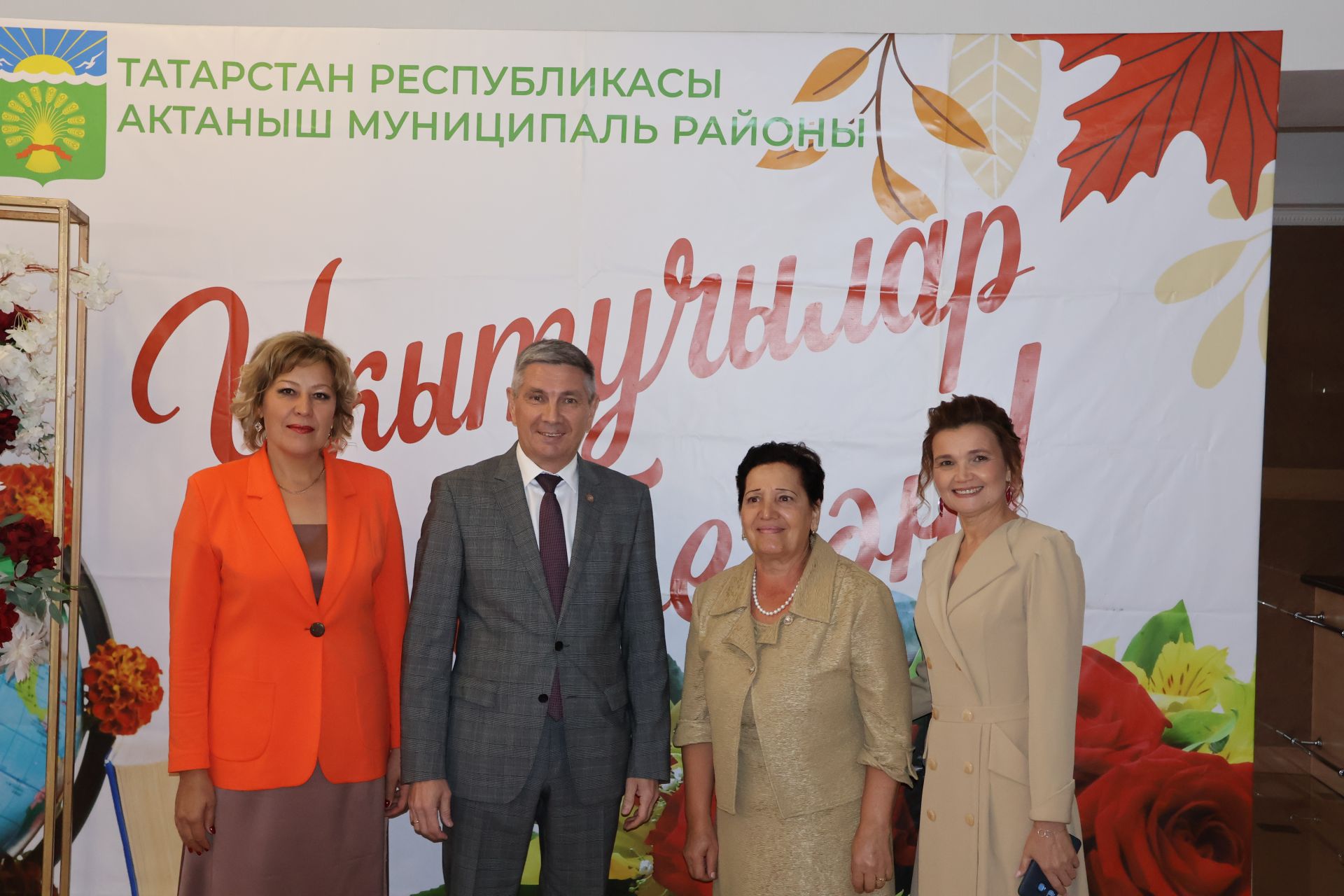 Бәйрәмең белән, мөгаллим: Укытучылар көненнән безнең фоторепортаж